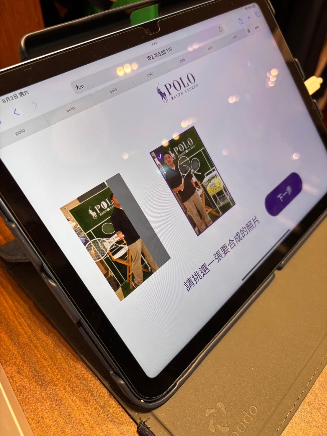 平板顯示兩張單眼照片，供參與者選擇合成報紙版型