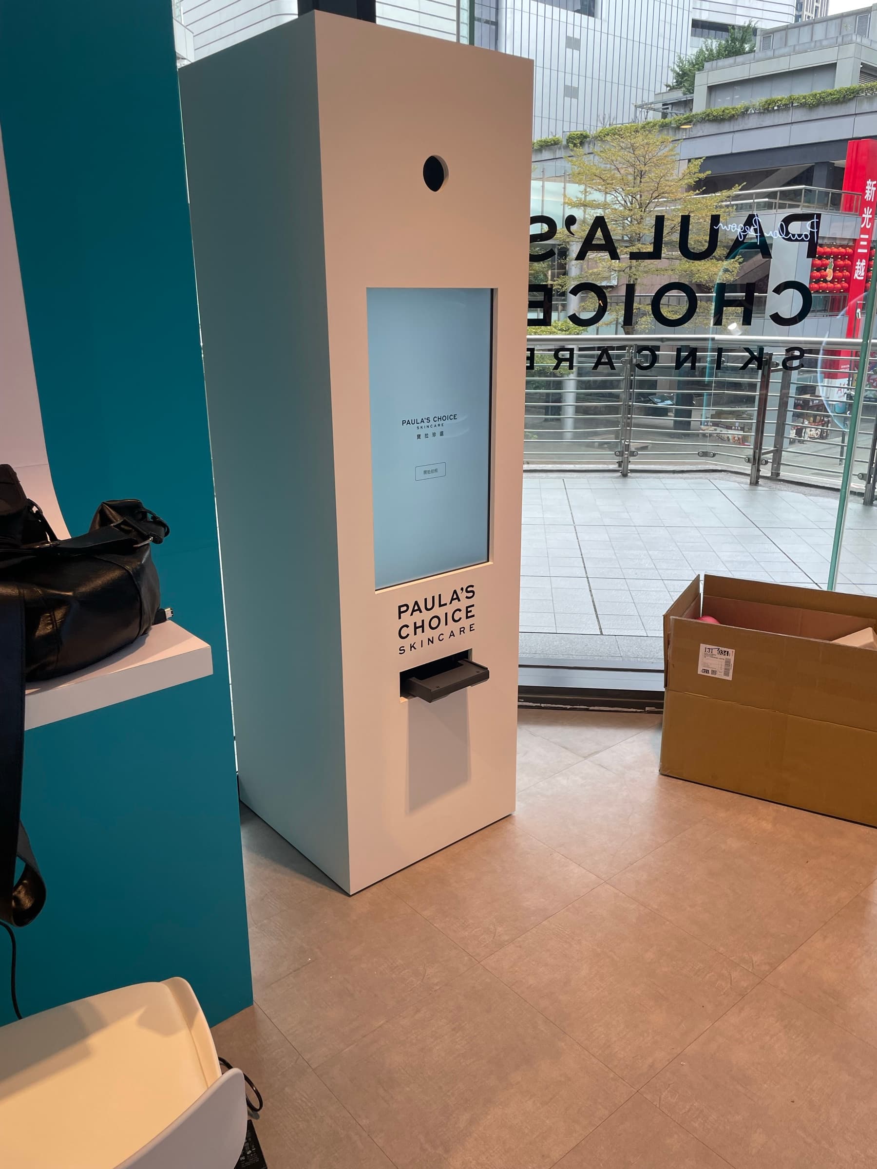 配合品牌場景製作的直立式拍貼機，整合鏡頭、觸控介面與相片出口