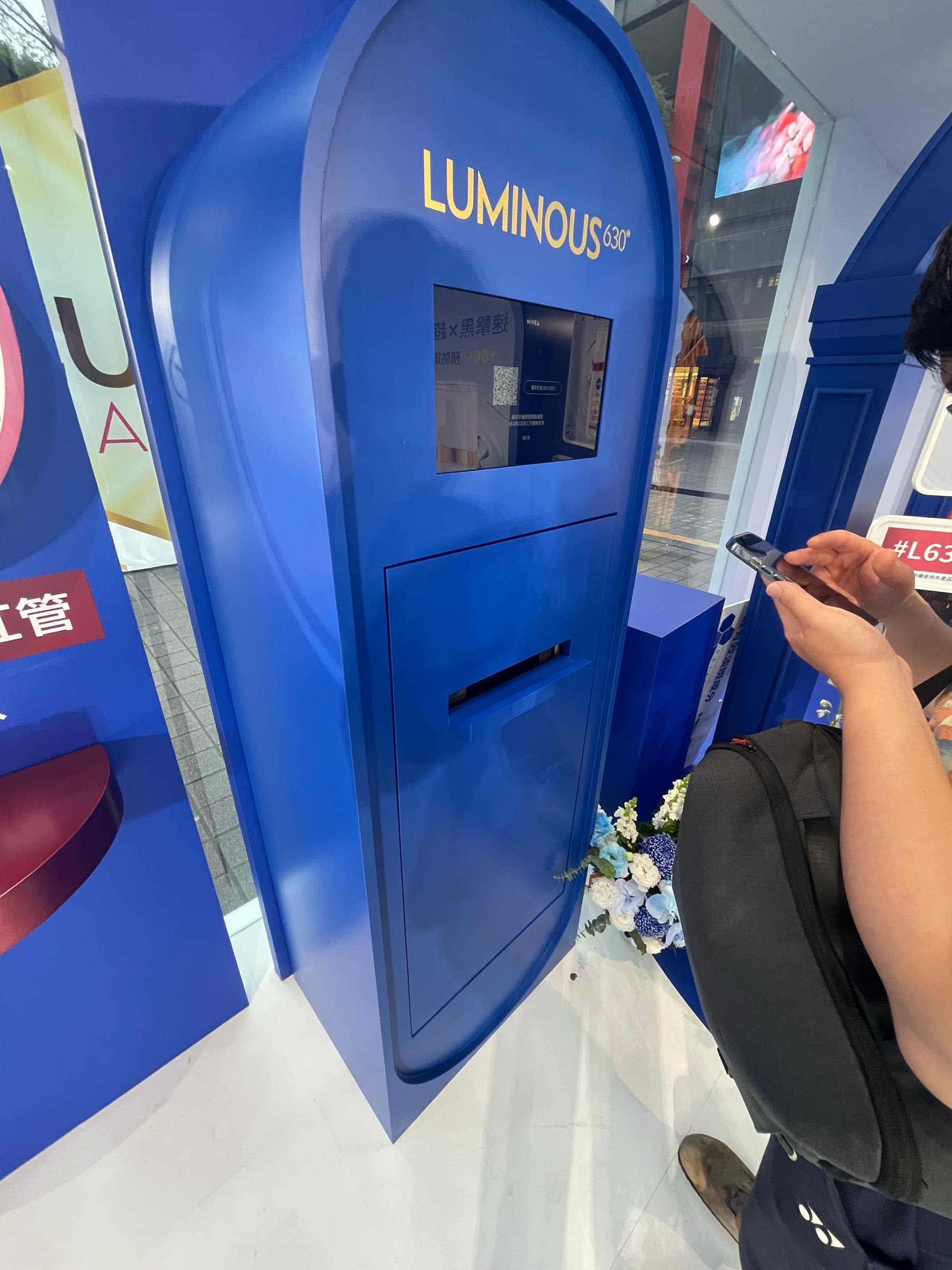 品牌設計外殼內整合觸控、拍攝與列印模組的客製拍貼機