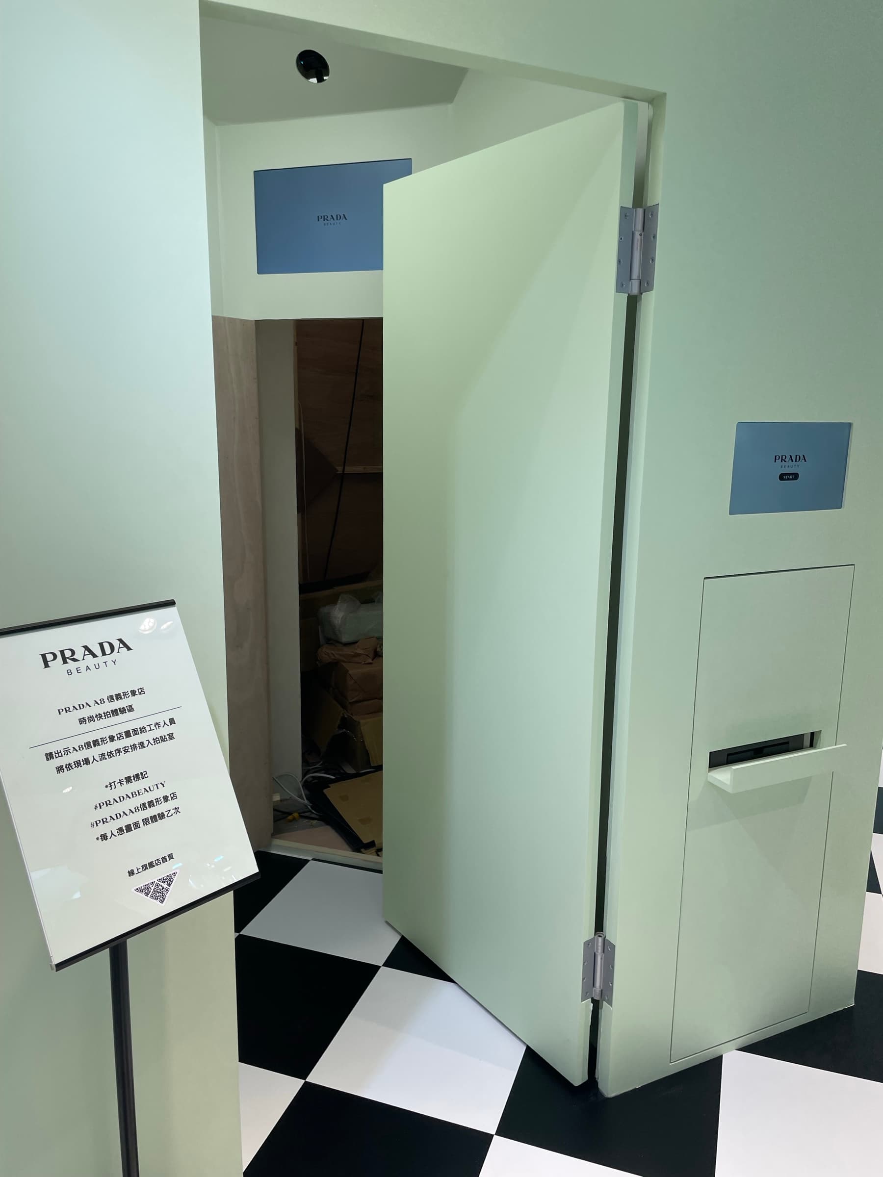將拍貼設備安裝於客戶規劃的空間外殼與場景結構內